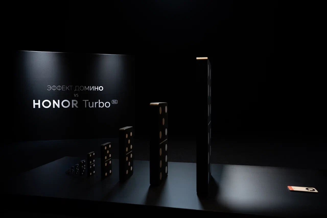HONOR Turbo выдержал удар 22-килограммового домино в необычном краш-тесте