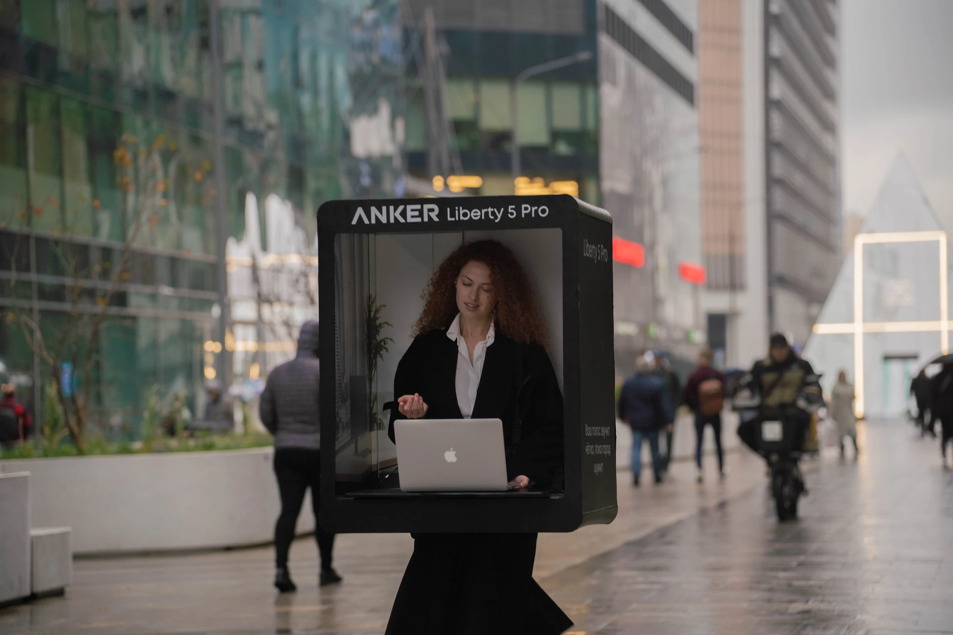  В Москве появились «ходячие офисы»: Anker показала наушники Liberty 5 Pro