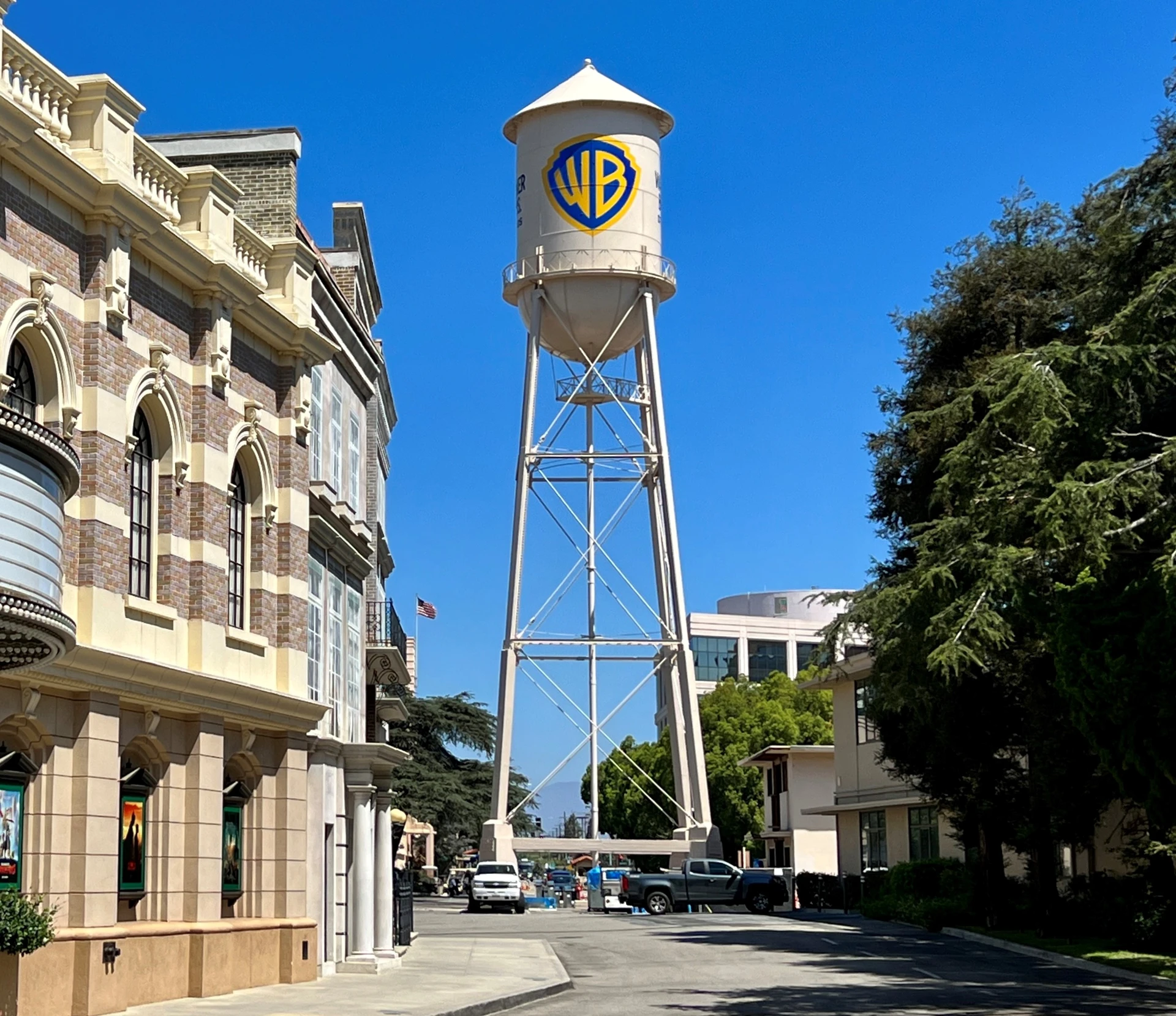 Голливуд на серверах: что связывает Paramount, Warner Bros., Oracle и Маска